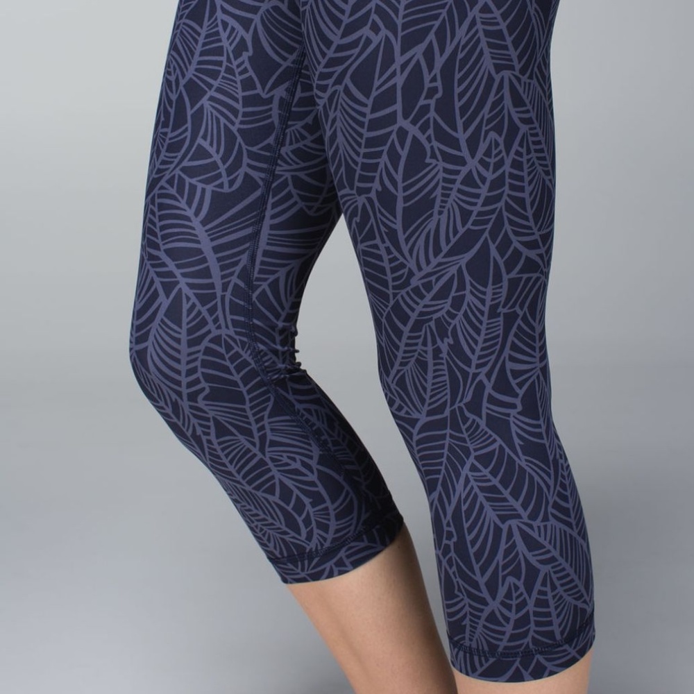 Lululemon Wunder Under Pretty Palm print size 6